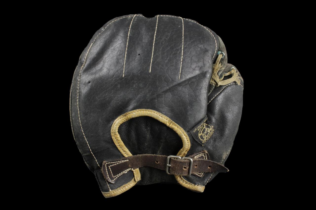 c. 1910 A.J. Reach 7N Fielders Mitt Back Fielders Mitts Novelty